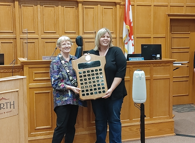 Perth Mayor Judy Brown presents Jackie Hart with the 2022 Perth Medal Award